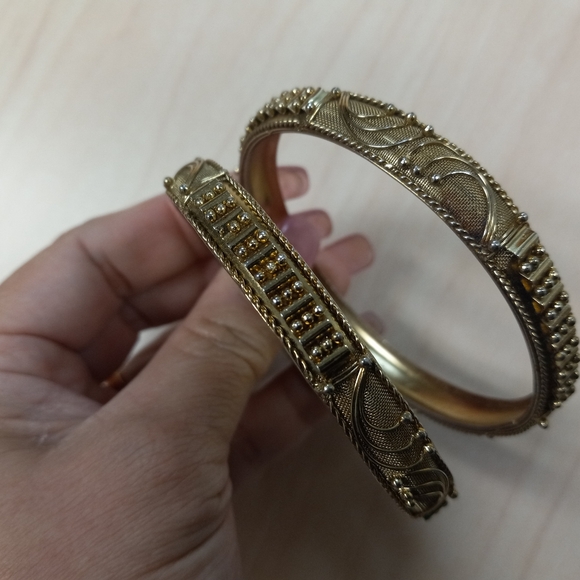 Two Vintage Gold Tone Mesh & Wired Classic-Look Bangles Wavy Patterned Sphere - Picture 1 of 12